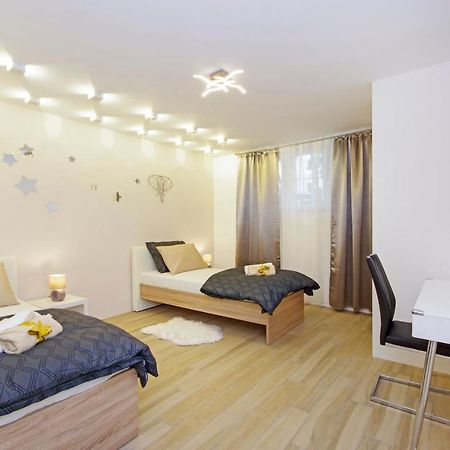 Split Symphony Garden: Modern, New Apartment Exterior photo