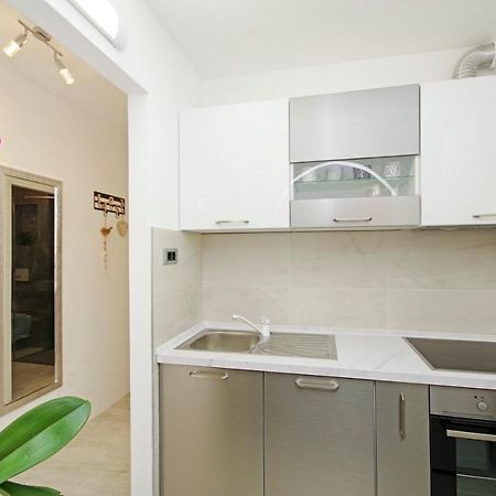 Split Symphony Garden: Modern, New Apartment Exterior photo