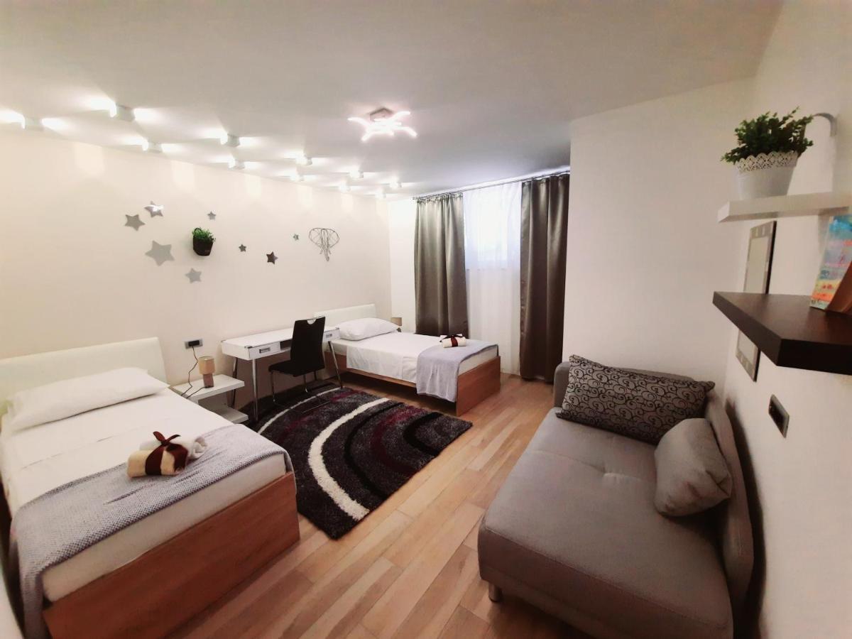 Split Symphony Garden: Modern, New Apartment Exterior photo