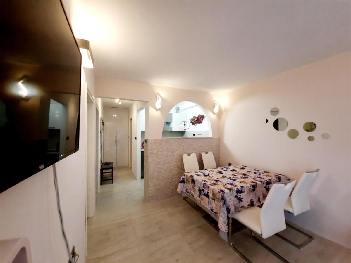 Split Symphony Garden: Modern, New Apartment Exterior photo