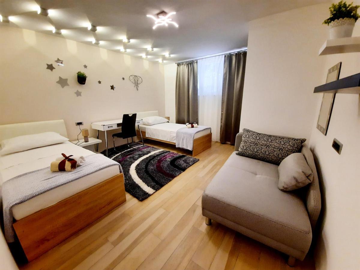 Split Symphony Garden: Modern, New Apartment Exterior photo
