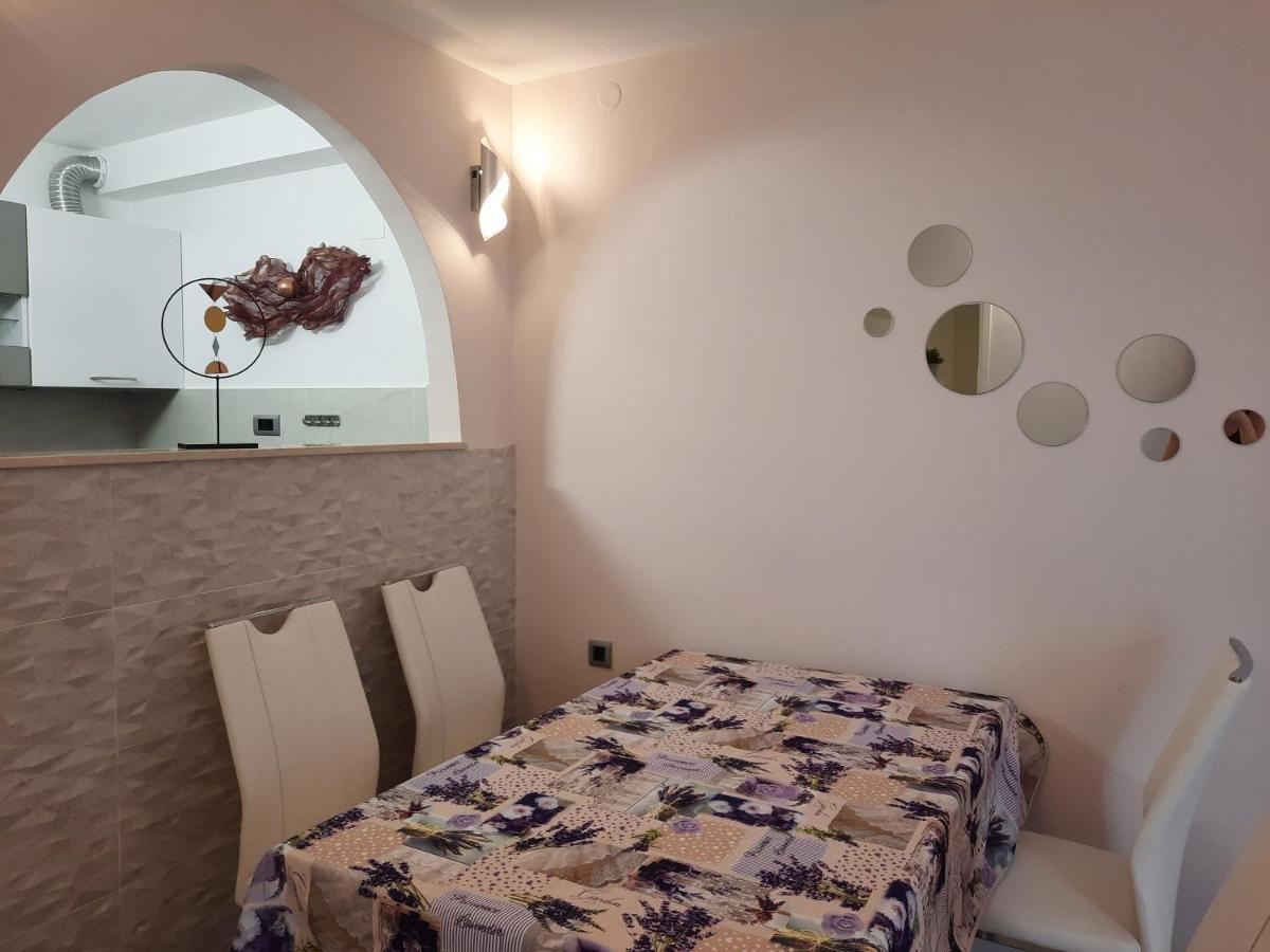 Split Symphony Garden: Modern, New Apartment Exterior photo
