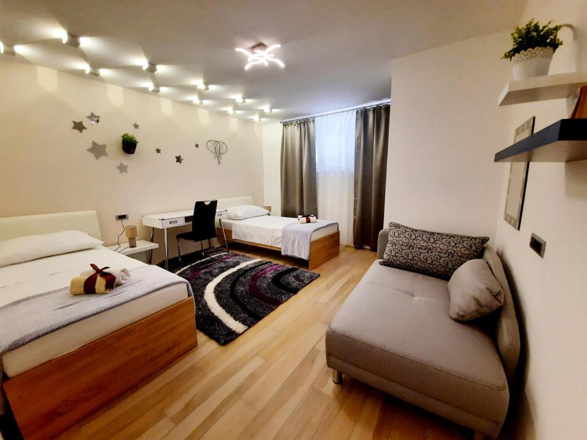 Split Symphony Garden: Modern, New Apartment Exterior photo