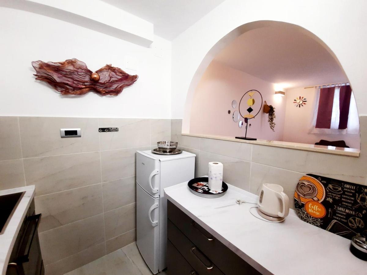 Split Symphony Garden: Modern, New Apartment Exterior photo