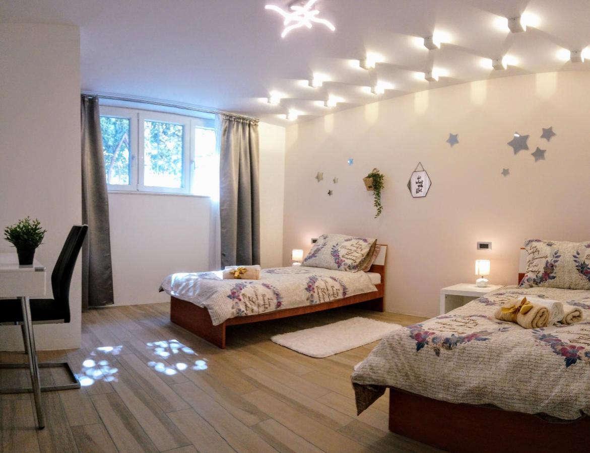 Split Symphony Garden: Modern, New Apartment Exterior photo