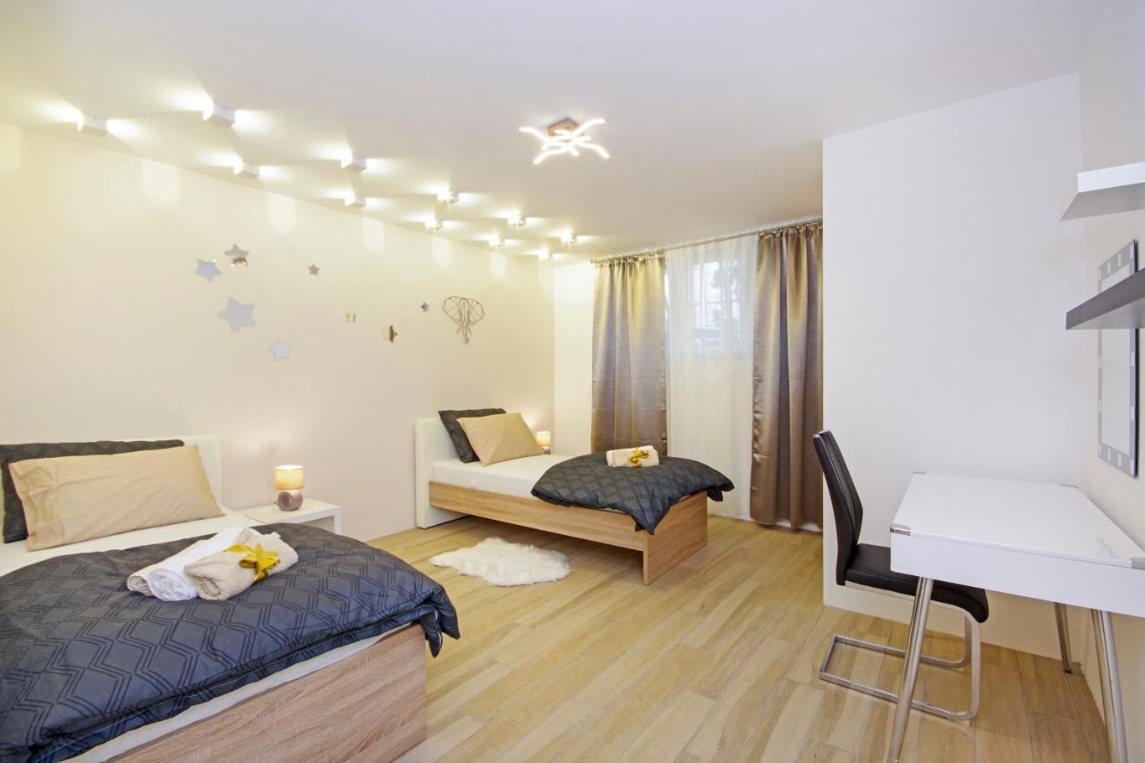 Split Symphony Garden: Modern, New Apartment Exterior photo