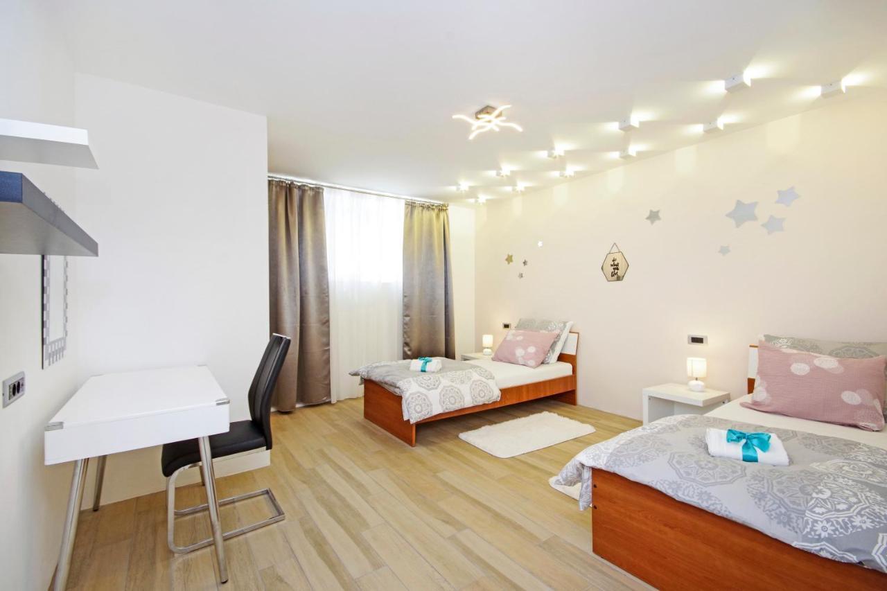 Split Symphony Garden: Modern, New Apartment Exterior photo