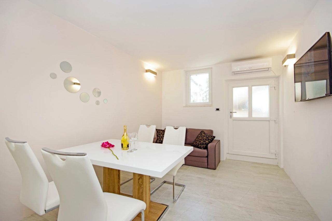 Split Symphony Garden: Modern, New Apartment Exterior photo