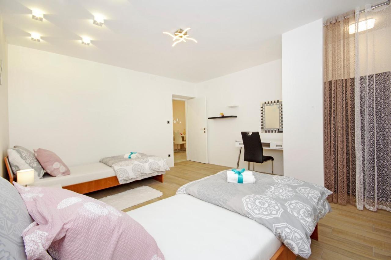 Split Symphony Garden: Modern, New Apartment Exterior photo