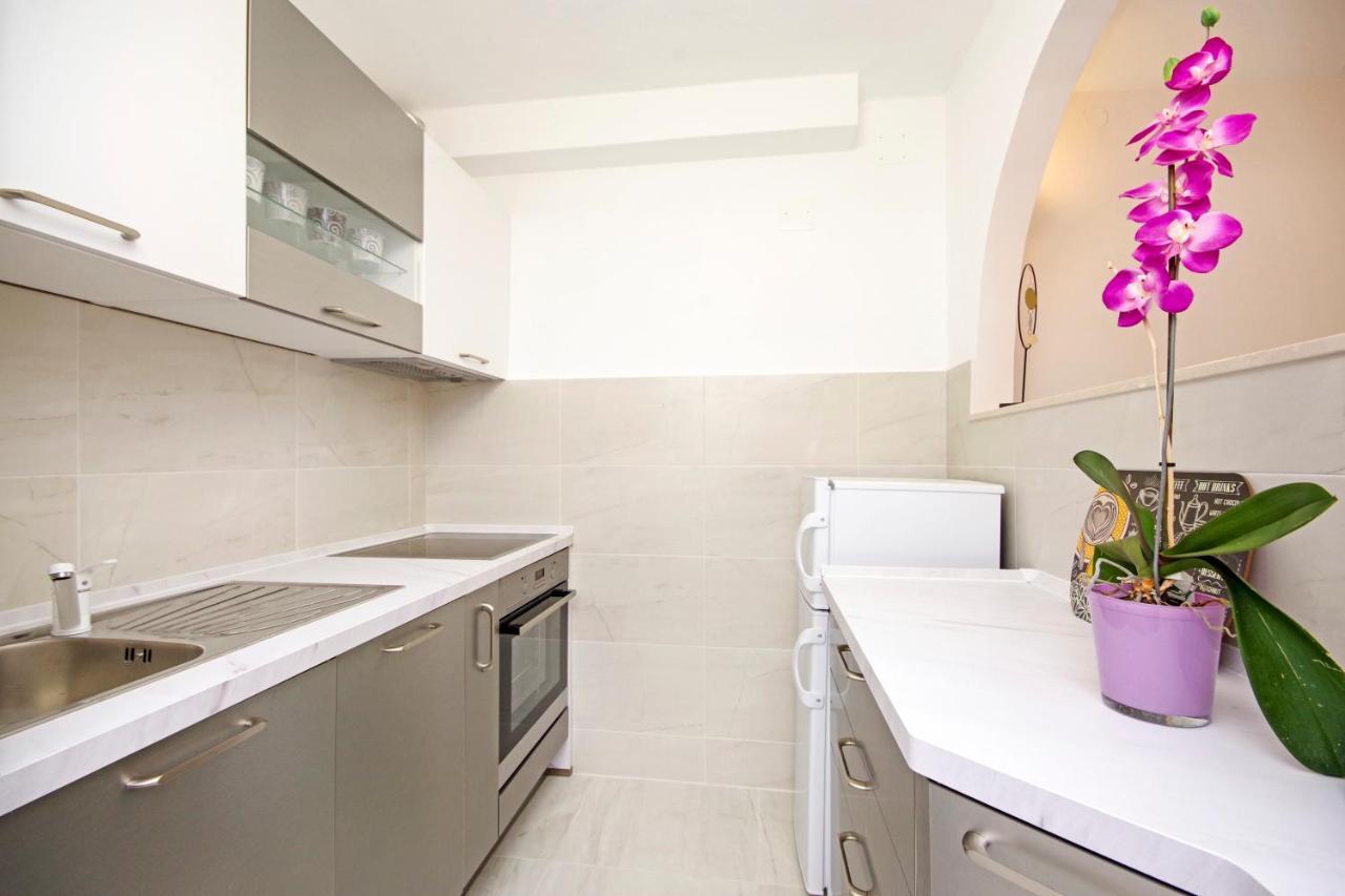 Split Symphony Garden: Modern, New Apartment Exterior photo