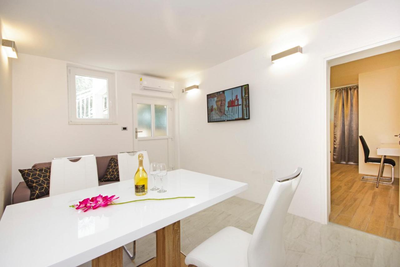 Split Symphony Garden: Modern, New Apartment Exterior photo