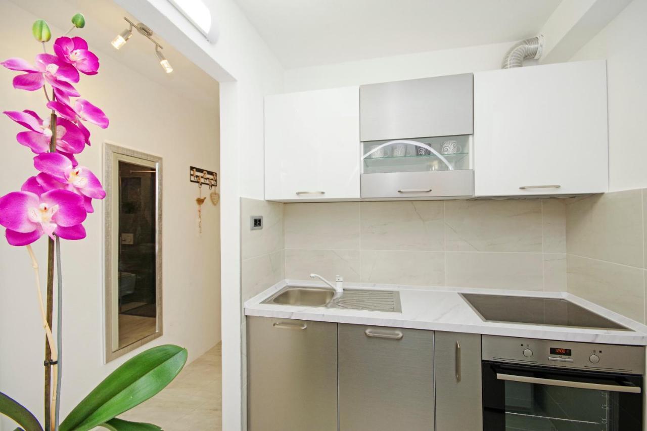 Split Symphony Garden: Modern, New Apartment Exterior photo