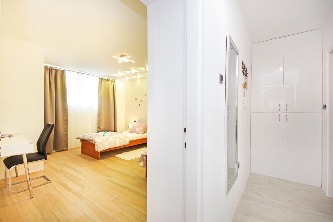 Split Symphony Garden: Modern, New Apartment Exterior photo