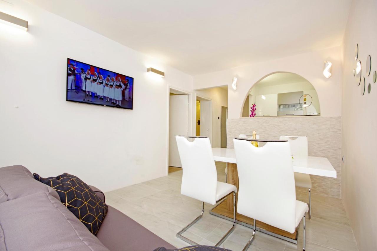 Split Symphony Garden: Modern, New Apartment Exterior photo